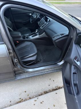 Gray 2014 Ford Focus SE