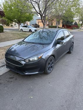 Gray 2014 Ford Focus SE