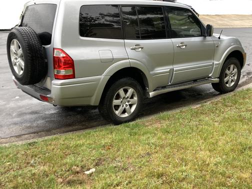 Silver 2005 Mitsubishi Montero Limited