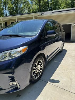 Blue 2018 Toyota Sienna XLE