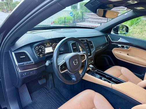 Black 2019 Volvo XC90 T6 Momentum