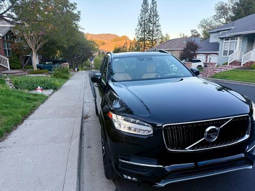 Black 2019 Volvo XC90 T6 Momentum