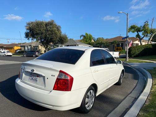 White 2005 Kia Spectra LX