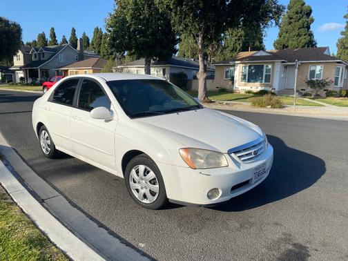 White 2005 Kia Spectra LX