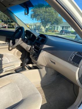 White 2005 Kia Spectra LX