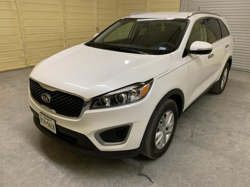 Photo 2 of 12 of 2017 Kia Sorento LX