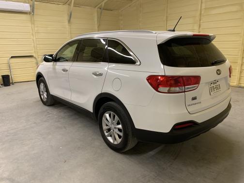 Photo 3 of 12 of 2017 Kia Sorento LX