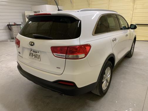 Photo 4 of 12 of 2017 Kia Sorento LX