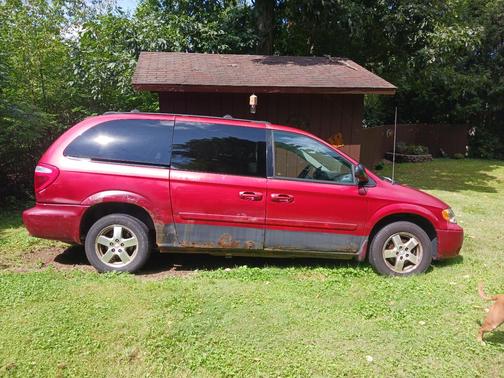 Red 2005 Dodge Grand Caravan SXT