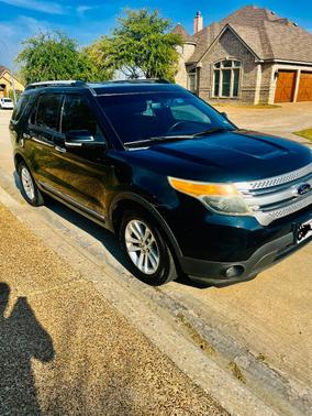 Black 2014 Ford Explorer XLT