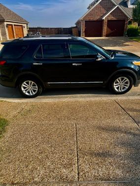 Black 2014 Ford Explorer XLT