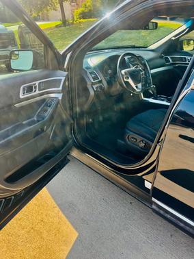 Black 2014 Ford Explorer XLT