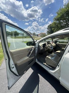 White 2010 Nissan Murano LE