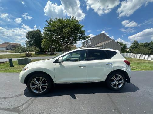 White 2010 Nissan Murano LE