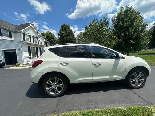 White 2010 Nissan Murano LE