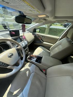 White 2010 Nissan Murano LE