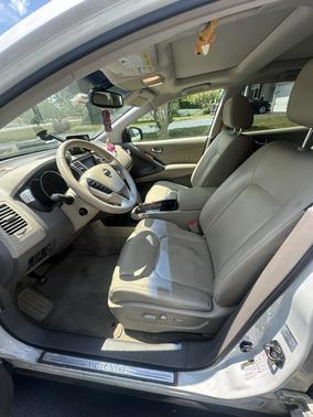 White 2010 Nissan Murano LE