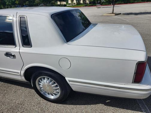 White 1996 Lincoln Town Car Signature