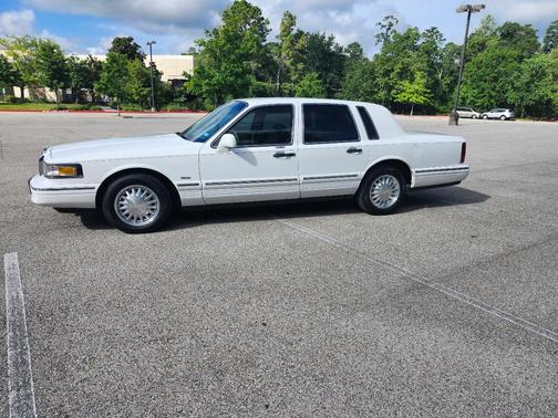 White 1996 Lincoln Town Car Signature
