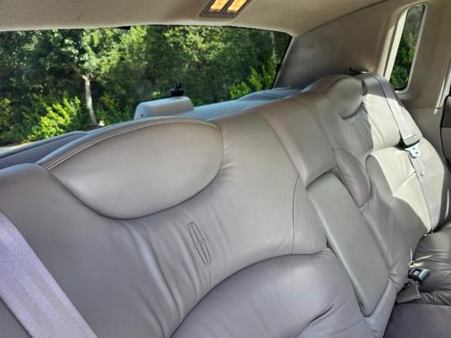 White 1996 Lincoln Town Car Signature