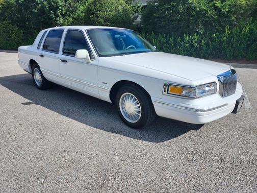 White 1996 Lincoln Town Car Signature