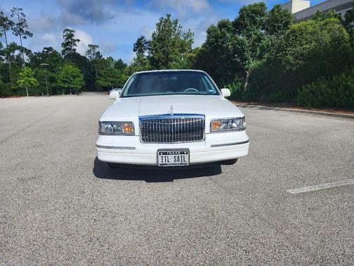 White 1996 Lincoln Town Car Signature