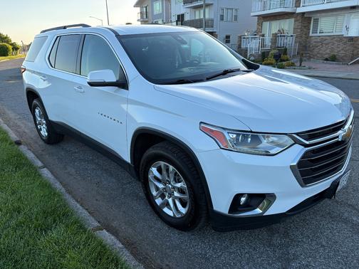 White 2021 Chevrolet Traverse LT Cloth