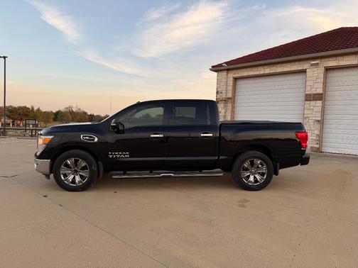 2017 Nissan Titan SV