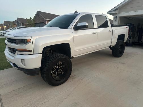 White 2018 Chevrolet Silverado 1500 2LT