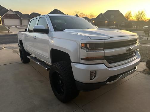 White 2018 Chevrolet Silverado 1500 2LT