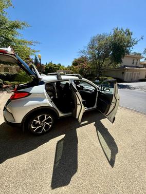 White 2018 Toyota C-HR XLE Premium