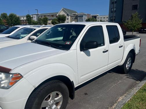 White 2013 Nissan Frontier SV