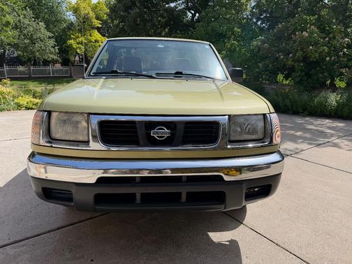 Green 1998 Nissan Frontier XE