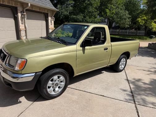Green 1998 Nissan Frontier XE