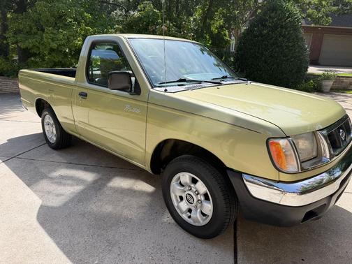Green 1998 Nissan Frontier XE