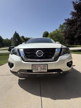 White 2018 Nissan Pathfinder SL