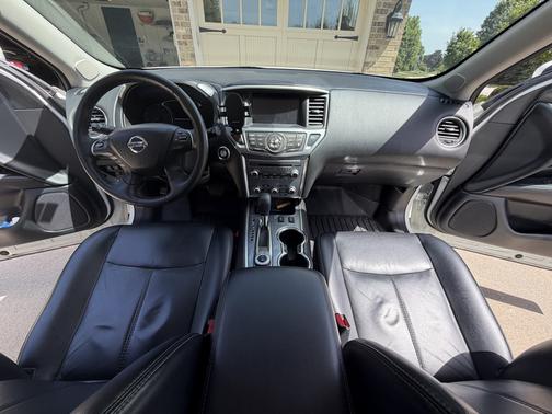 White 2018 Nissan Pathfinder SL