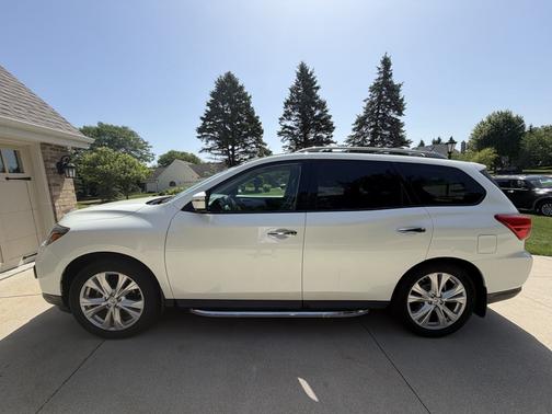 White 2018 Nissan Pathfinder SL
