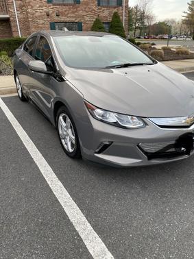 Photo 1 of 4 of 2017 Chevrolet Volt LT