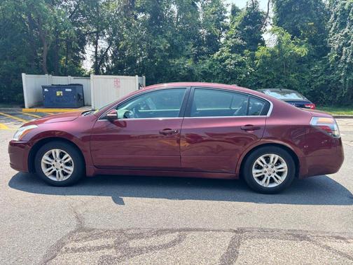 Red 2010 Nissan Altima 2.5 SL