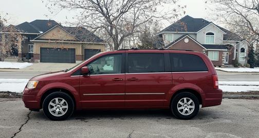 Photo 1 of 18 of 2010 Chrysler Town & Country Touring