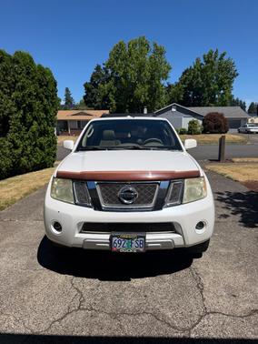 White 2008 Nissan Pathfinder LE