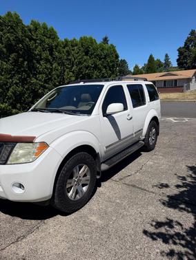 White 2008 Nissan Pathfinder LE
