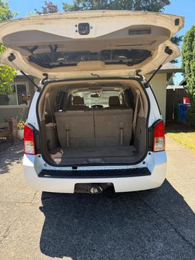 White 2008 Nissan Pathfinder LE