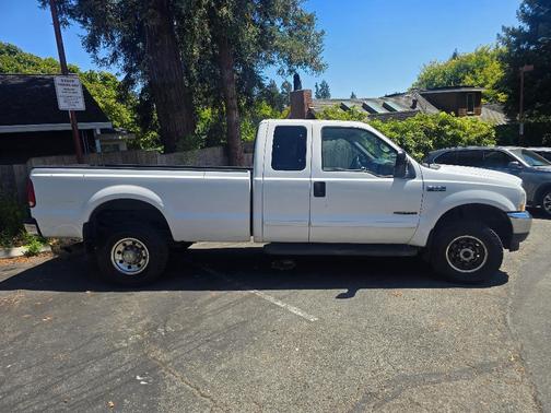White 2002 Ford F-250 XLT SuperCab Super Duty