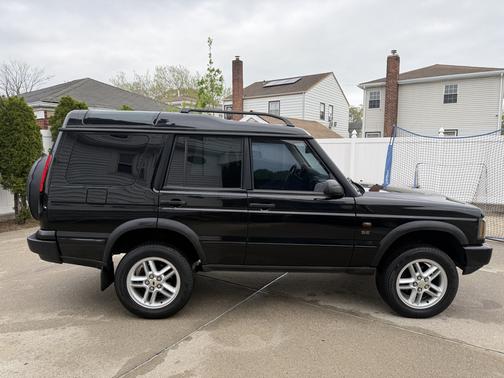 Black 2003 Land Rover Discovery SE