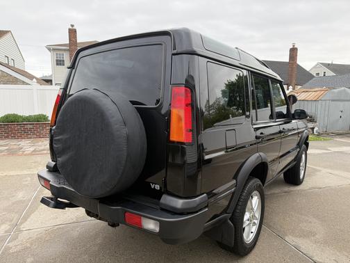 Black 2003 Land Rover Discovery SE