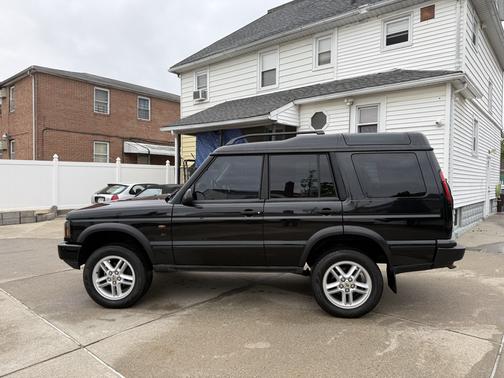 Black 2003 Land Rover Discovery SE