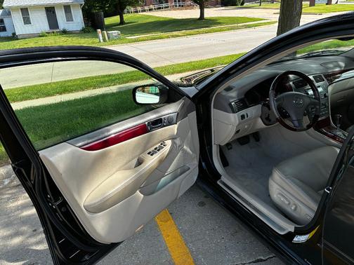 Black 2004 Lexus ES 330 Base