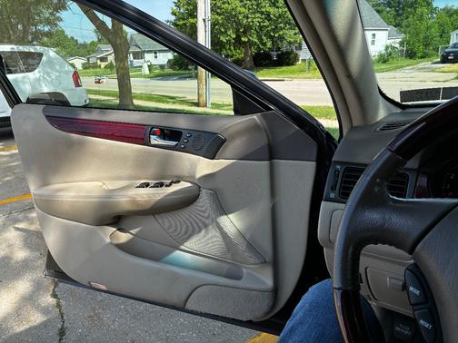 Black 2004 Lexus ES 330 Base